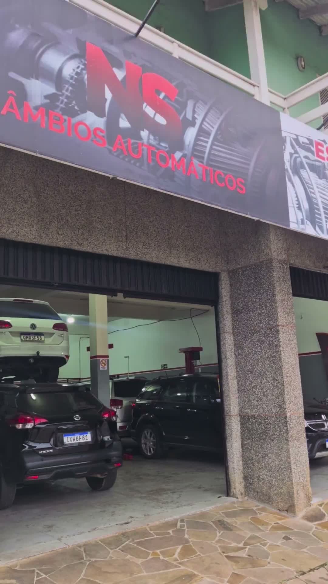 Fachada da NS Câmbio Automático com veículos na oficina